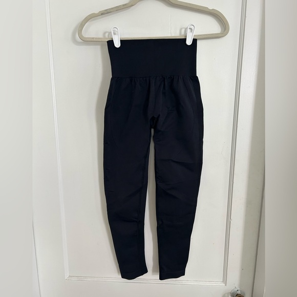 HALARA Pants - HALARA Women's Seamless Flow Black High-Waisted Butt Lifting Leggings